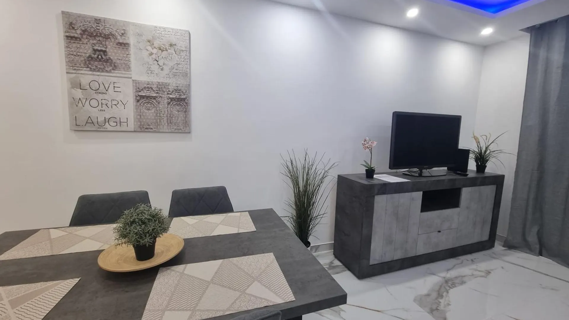 Casa Palmera 2 Only 150 Meters To The Beach, Heated Pool, Wifi, Sat-Tv, Terrace, Central Location, Washing Machine Playa de las Américas Spanje